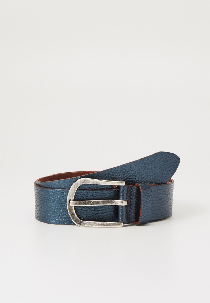 Cintura in pelle di un blu scuro con finitura testurizzata. Presenta una fibbia rettangolare in metallo argenteo e una fodera interna marrone.