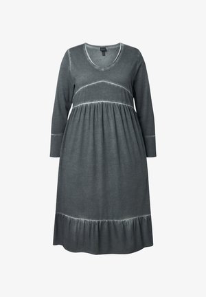 Harmaa pitkähihainen mekko, jossa on V-pääntie, gathered-vyötärö ja rypytetty helma. Sileä kangas, jossa on erottuvat tikkausyksityiskohdat vartalon ympäri.