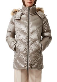Kurtka puchowa w jasnym metalicznym beżu z pikowaniem w zygzak, wysokim kołnierzem i odpinanym kapturem z sztucznego futra, z zamykanymi kieszeniami.