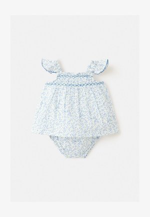 Body blanc pour bébé avec imprimé floral bleu, poitrine smockée et bretelles volantées avec bordure bleue.