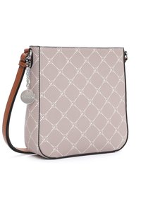 Borsa a tracolla in pelle beige con motivo a diamante bianco, bordi neri e tracolla marrone. Presenta un'etichetta con logo in argento attaccata da una catena.