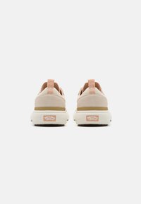 Sneaker beige con tomaia in morbido suede e rete, dotate di una suola bianca texturizzata e un accento rosa sul tallone. Il marchio è visibile.