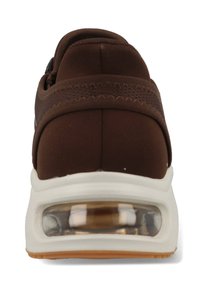 Braunes sportliches Schuhwerk mit strukturiertem Obermaterial, gepolstertem Kragen und sichtbarem Luftdämpfungselement in der Ferse. Gummisohle mit guter Griffigkeit.