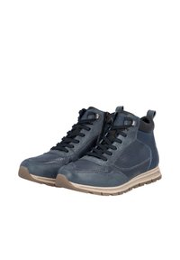 Sneakers alti in pelle blu scuro con variazioni di texture, dotati di una cerniera frontale, design con lacci e una suola in gomma marrone chiaro.