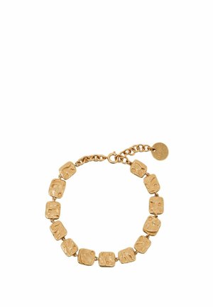 Armband in Goldton mit gehämmerten, strukturierten quadratischen Gliedern und verstellbarem Kettenverschluss mit rundem Anhänger.