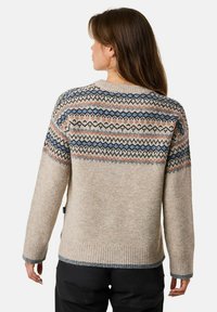 Beiger gestrickter Pullover mit gemustertem Einsatz in Blau, Pink und Schwarz; gerippte Bündchen und Saum; lockere Passform; weicher Griff.