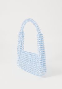 Lys blå perleveske med en strukturert form, med en teksturert overflate laget av sammenkoblede, glinsende perler og et kort håndtak.