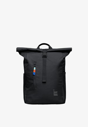 Schwarzer Rucksack mit Rollverschluss, vorderer vertikaler Reißverschlusstasche, bunten Reißverschlussanhängern, Schlaufe oben und "GOT BAG."-Logo unten rechts.