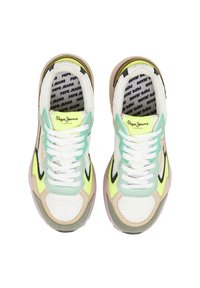 Mitmevärvilised spordijalatsid, millel on valge, pastellroheline ja kollaste akendega mesh ülemine osa, tekstureeritud tald ja silmatorkav brändimine.