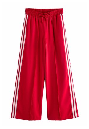Pantaloni scurți sportivi roșii cu talie elastică și șnur. Prezintă două dungi albe pe fiecare parte, textură netedă, design p�ână la genunchi.