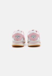 Scarpe da ginnastica rosa con dettagli in mesh bianco e camoscio, dotate di una suola ammortizzata e logo del marchio visibile sul tallone. Design arrotondato.