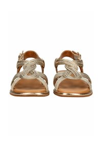 Goldfarbene Sandalen präsentieren ein gewebtes Design mit geflochtenen Riemen und einem Back-Buckle. Glatte braune Innensohlen mit einer flachen, braunen Sohle.