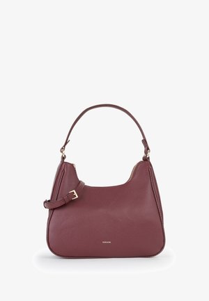 Sac à main en cuir bordeaux avec une forme arrondie, accents en métal doré, une poignée courte et une bandoulière réglable. Fermeture éclair et surface texturée.