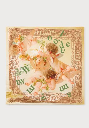 Quatre chérubins avec des fleurs et des ailes entourés de bordures marron ornées et de lettres vertes éparpillées sur un tissu carré crème.