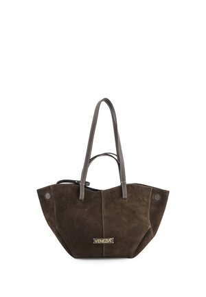 Bruine suède boodschappentas met dubbele handgrepen, met "VENEZIA" gouden naamplaatje aan de voorkant in het midden, tegen een witte achtergrond.
