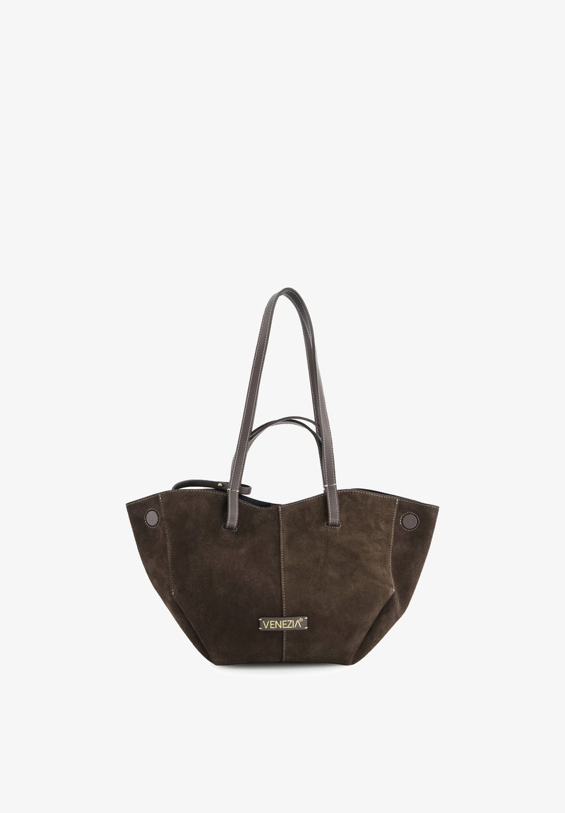 Braune Wildleder-Shopper-Tasche mit zwei Griffen, vorne in der Mitte mit einer goldenen Plakette "VENEZIA" vor weißem Hintergrund.