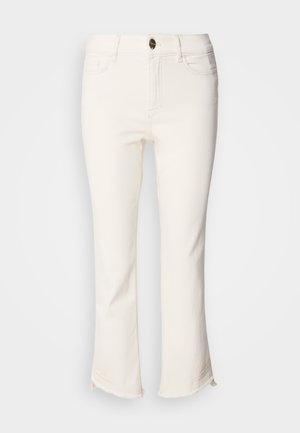 Witte, cropped jeans met een uitlopende onderkant. Voorzien van een knoopsluiting, zijzakken en een iets rafelige zoom. Denim stof.