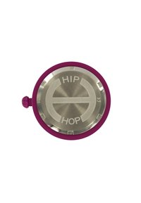 Lilla plastik rund timer med en metallisk base. Indgraveret tekst lyder "HIP HOP." Har en enkelt rød knap til justering.