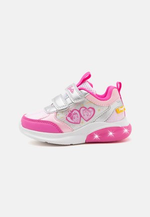 Różowo-srebrny dziecięcy sneaker z twarzami postaci z Barbie, wzorami serc, podwójnymi rzepami i różową, podświetlaną podeszwą.