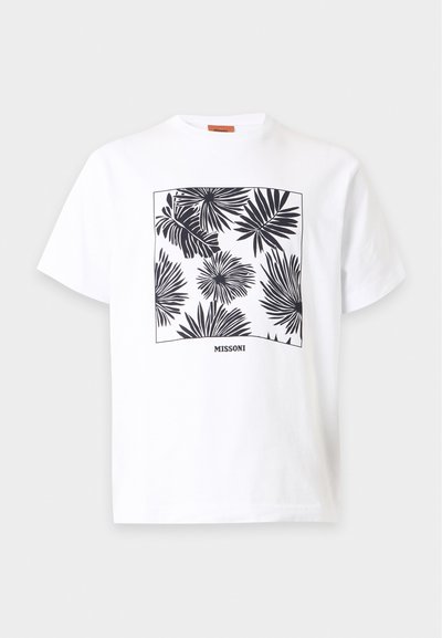 Λευκό T-shirt με κοντά μανίκια, μαύρο τροπικό φυλλώδες σχέδιο μέσα σε τετράγωνο και τη λέξη Missoni κάτω από το γραφικό.