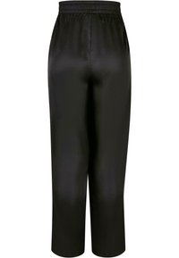 Pantalon large en satin noir avec taille élastique, vu de face.