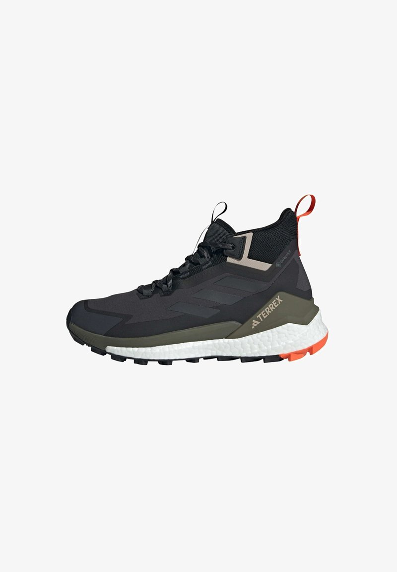 Chaussure de randonnée noire avec des accents gris et olive, tige en tissu texturé, système de laçage proéminent, semelle intermédiaire blanche rembourrée et détail de talon orange.