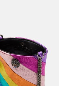 Barevná kožená kabelka s diagonálními pruhy v odstínech fialové, růžové, oranžové a tyrkysové. Obsahuje řetízkový popruh a detail zapínání.