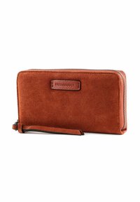 Portefeuille en daim rouge avec fermeture éclair, sangle en cuir et logo embossé. Présente une texture lisse et une forme rectangulaire.