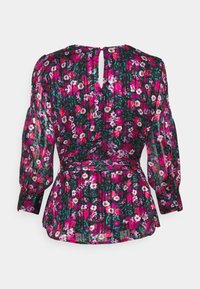 Kukallinen paita läpikuultavasta kankaasta, jossa on eloisat vaaleanpunaiset ja valkoiset kukat mustalla taustalla. Paidassa on peplum-vyötärö ja avainreikätakakappale.