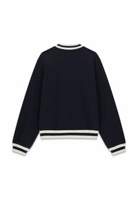 Sweat-shirt bleu marine à manches longues avec poignets, col et ourlet côtelés à rayures blanches et bleu marine, vu de dos sur un fond blanc.