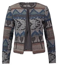 Veste tissée à manches longues avec des motifs géométriques bleus, gris et marron, col rond, poches zippées à l'avant et design ouvert.