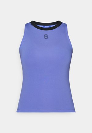 Haut sans manches violet avec une texture côtelée, un col rond noir et un petit logo centré sur la poitrine. Finition en tissu lisse.