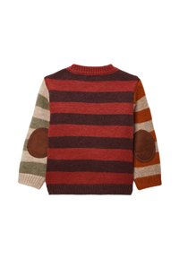 Pull en tricot avec des rayures horizontales rouges, brunes et crème. Il possède un col côtelé et des coudières en cuir brun.