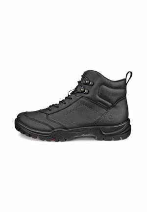 Bota de senderismo de cuero negro con tobillo alto, cordones en la parte delantera, superficie texturizada, suela de goma y un sutil logo en el costado.