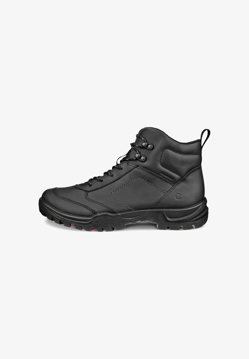 Scarponcino da trekking in pelle nera con altezza alla caviglia, chiusura con lacci, superficie texturizzata, suola in gomma e branding discreto sul lato.