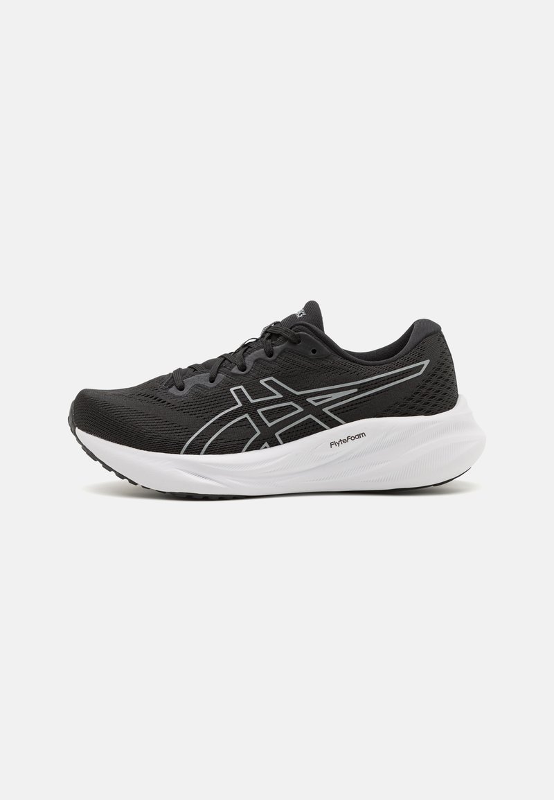 Baskets de sport noires avec une tige en mesh respirant, une semelle intermédiaire blanche et une semelle extérieure texturée. Comprend des accents réfléchissants et un design élégant et moderne.