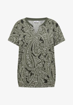 Chemise à manches courtes vert olive avec un motif paisley blanc complexe et un col rond avec une petite découpe en V.
