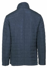 Giacca imbottita blu navy con design trapuntato, collo alto e polsini con bottoni. Presenta una texture liscia e una forma moderna e elegante.