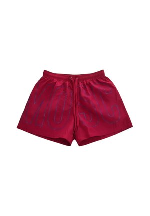 Pantaloncini rossi con vita elastica e coulisse, con grande testo "MOSC" azzurro pallido sul davanti.