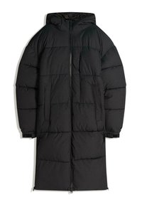 Svart vadderad jacka med huva, med lång silhuett, quiltad textur, dragkedja framtill och två sidofickor.