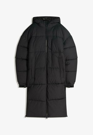 Schwarzer Steppmantel mit Kapuze, langem Schnitt, gesteppter Textur, durchgehendem Reißverschluss vorne und zwei Seitentaschen.