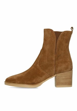 Bruine suède enkellaars met gestapelde blokhak, puntige neus, elastisch zijpaneel en trekkoord aan de achterkant.