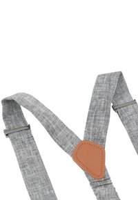 Graue Stoff-Träger mit strukturiertem Finish, versehen mit braunen Lederakzenten und silbernen Metallclips zur Befestigung.