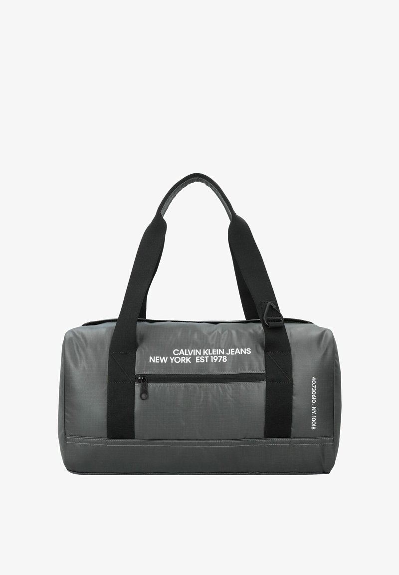 Borsa duffel grigia con manici neri, dotata di tasca con zip e marchio bianco. Realizzata in tessuto resistente con una texture liscia.