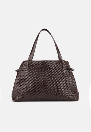 Sac à main en cuir tressé brun foncé avec deux bretelles et une forme légèrement trapézoïdale sur un fond clair uni.