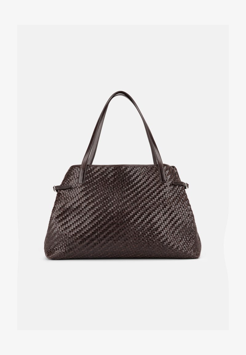 Sac à main en cuir tressé brun foncé avec deux bretelles et une forme légèrement trapézoïdale sur un fond clair uni.