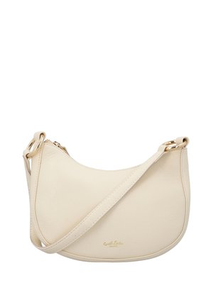 Sac à bandoulière en cuir crème avec anneaux dorés, fermeture éclair et une sangle fine sur le devant, embossée de petits textes dorés de la marque.