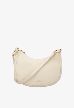 Sac à bandoulière en cuir crème avec anneaux dorés, fermeture éclair et une sangle fine sur le devant, embossée de petits textes dorés de la marque.