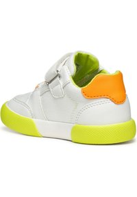 Baskets blanches avec une finition texturée, semelle en caoutchouc vert citron et accent orange sur le talon. Sangle Velcro pour un maintien sécurisé.