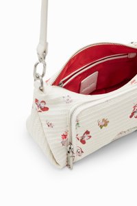 Borsa bianca texturizzata con motivi floreali, interno rosso e accessori in metallo argentato. Dotata di un compartimento con zip e di una tracolla.
